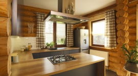 Jak urządzić klimatyczne domki drewniane z roletami rzymskimi?